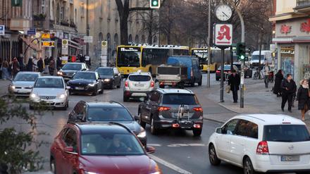 Der Teltower Damm wird vom Verkehr dominiert: Wenigstens den Schwerlastverkehr aus dem Zehlendorfer Ortskern herauszuhalten, wird schon seit Jahren diskutiert.