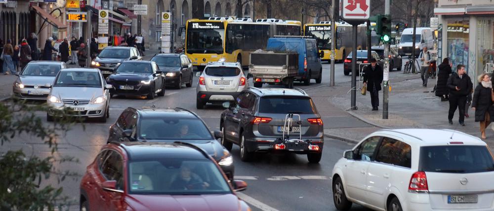 Der Teltower Damm wird vom Verkehr dominiert: Wenigstens den Schwerlastverkehr aus dem Zehlendorfer Ortskern herauszuhalten, wird schon seit Jahren diskutiert.