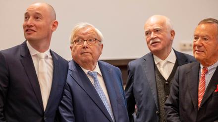 Der angeklagte Bankier Christian Olearius (2.v.l.) steht zwischen seinen Anwälten Rudolf Hübner (l.), Peter Gauweiler und Bernd Schünemann (r.) im Gerichtssaal des Bonner Landgerichts. 