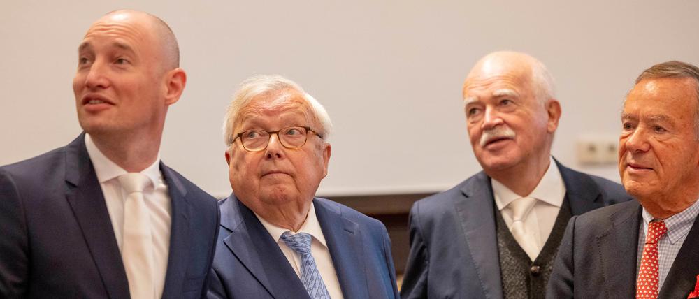 Der angeklagte Bankier Christian Olearius (2.v.l.) steht zwischen seinen Anwälten Rudolf Hübner (l.), Peter Gauweiler und Bernd Schünemann (r.) im Gerichtssaal des Bonner Landgerichts.