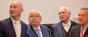 Der angeklagte Bankier Christian Olearius (2.v.l.) steht zwischen seinen Anwälten Rudolf Hübner (l.), Peter Gauweiler und Bernd Schünemann (r.) im Gerichtssaal des Bonner Landgerichts.