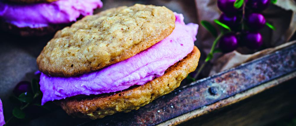 „Haferkeks-Sandwiches“ mit Trollcreme-Füllung aus „Das Norwegen-Backbuch“ von Nevada Berg.