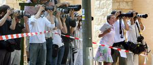 Am Belvedere auf dem Pfingstberg in Potsdam warten am Freitag (07.07.2006) Fotogragen und Journalisten auf die Ankunft von Günther Jauch. Der Fernsehmoderator hat hier seine langjährige Lebensgefährtin Thea Sihler geheiratet. Das Paar gab sich im Belvedere auf dem Pfingstberg unter freiem Himmel standesamtlich das Jawort. Jauch, der auf den Schutz seiner Privatsphäre großen Wert legt, hatte vor Gericht erreicht, dass die Medien nur unter strengen Auflagen über die Hochzeit berichten dürfen. Foto: Patrick Pleul dpa/lbn +++(c) dpa - Bildfunk+++