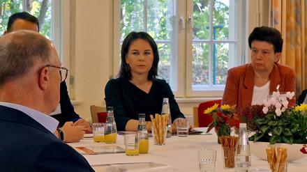 Außenministerin Annalena Baerbock (Bündnis 90/Die Grünen, M), Bundestagsabgeordnete, informiert sich in der Pflegeschule am Johanniter-Krankenhaus über das Modellprojekt «National Matching Brandenburg» und verschafft sich einen Eindruck über die Pflegeausbildung junger Menschen aus dem Kosovo. 