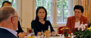 Außenministerin Annalena Baerbock (Bündnis 90/Die Grünen, M), Bundestagsabgeordnete, informiert sich in der Pflegeschule am Johanniter-Krankenhaus über das Modellprojekt «National Matching Brandenburg» und verschafft sich einen Eindruck über die Pflegeausbildung junger Menschen aus dem Kosovo. 