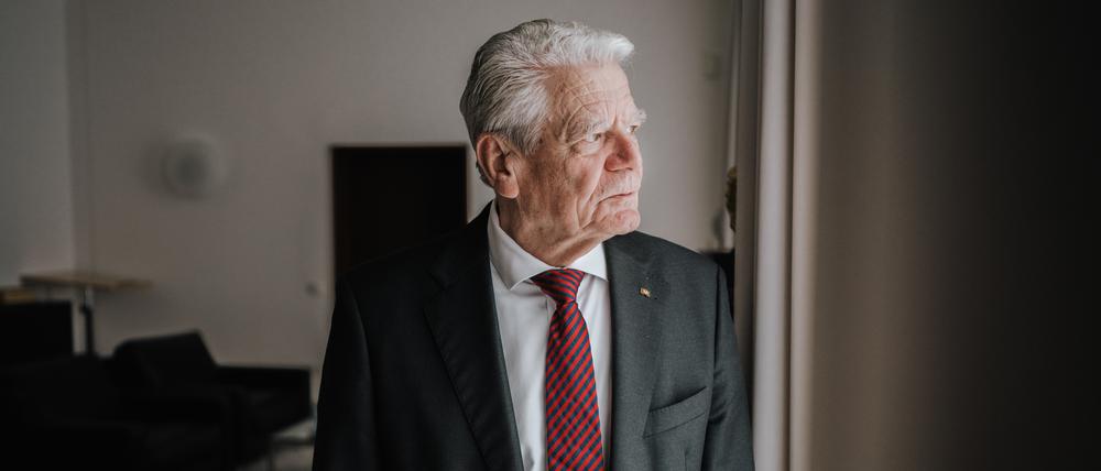 Joachim Gauck ist ein deutscher parteiloser Politiker und evangelischer Theologe. Er war vom 18. März 2012 bis zum 18. März 2017 der elfte und erste parteilose Bundespräsident der Bundesrepublik Deutschland. 