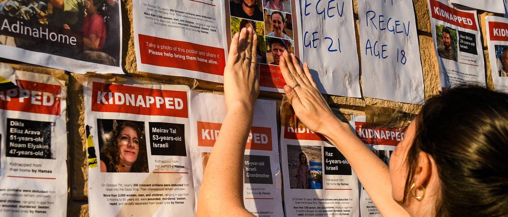 Eine Frau nimmt an einer Demonstration in Tel Aviv (Israel) teil, bei der die Rückkehr von Angehörigen gefordert wird, die nach einer Infiltration durch bewaffnete Hamas-Männer aus dem Gazastreifen als Geiseln genommen wurden.
