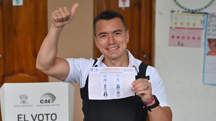 Daniel Noboa mit einer kugelsicheren Weste im Wahllokal.