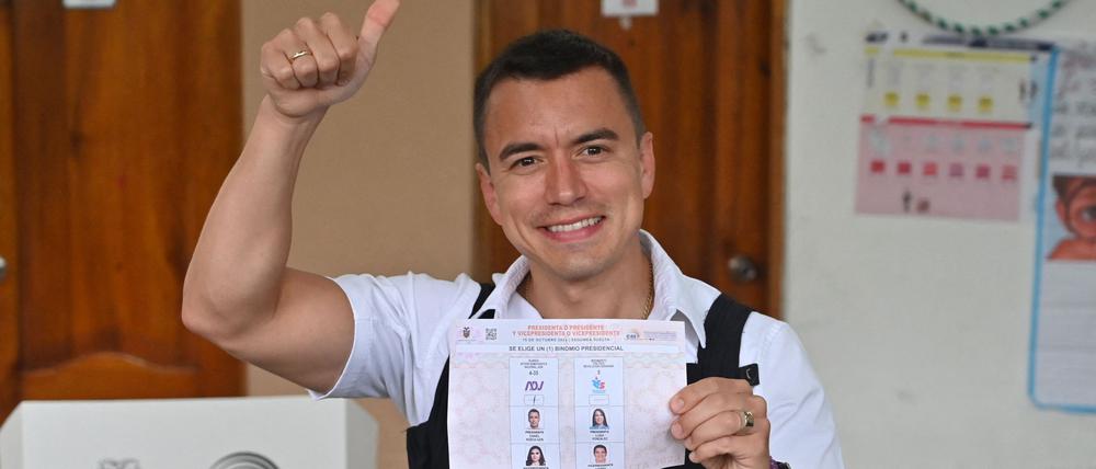 Daniel Noboa mit einer kugelsicheren Weste im Wahllokal.