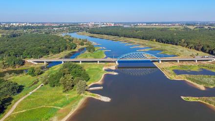 ARCHIV - 15.09.2016, Brandenburg, Frankfurt (Oder): Das Luftbild einer Drohne zeigt den deutsch-polnischen Grenzfluss Fluss Oder südlich von Frankfurt (Oder) (Brandenburg) mit der Eisenbahnbrücke im Vordergrund. (zu dpa «SPD will mit «Rübezahl-Express» für europäische Idee werben») Foto: Patrick Pleul/dpa-Zentralbild/dpa +++ dpa-Bildfunk +++ | Verwendung weltweit