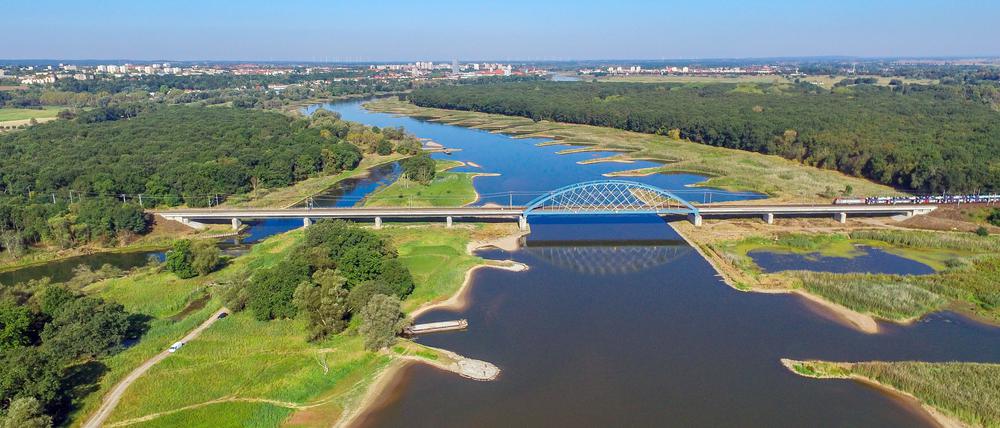 ARCHIV - 15.09.2016, Brandenburg, Frankfurt (Oder): Das Luftbild einer Drohne zeigt den deutsch-polnischen Grenzfluss Fluss Oder südlich von Frankfurt (Oder) (Brandenburg) mit der Eisenbahnbrücke im Vordergrund. (zu dpa «SPD will mit «Rübezahl-Express» für europäische Idee werben») Foto: Patrick Pleul/dpa-Zentralbild/dpa +++ dpa-Bildfunk +++ | Verwendung weltweit