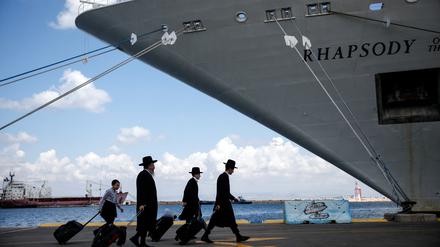 Ultra-orthodoxe Juden tragen ihre Habseligkeiten, bevor sie ein Schiff für US-Bürger und ihre unmittelbaren Familienmitglieder besteigen.