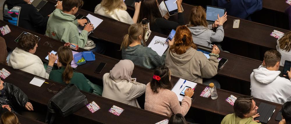 Studierende nehmen an der Einführungveranstaltung im Audimax der Ludwig-Maximilians-Universität (LMU) teil.