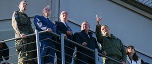 Blick vom Tower. Verteidigungsminister Boris Pistorius und die Ministerpräsidenten Reiner Haseloff und Dietmar Woidke ließen sich im Oktober erklären, was am Fliegerhorst Holzdorf entstehen soll.
