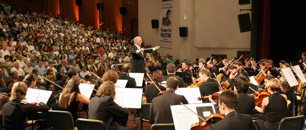 Konzert des West-Eastern Divan Orchestra mit Daniel Barenboim im Kulturpalast von Ramallah im Jahr 2005.