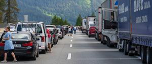 Verkehrsstau auf der Brennerautobahn in Richtung Italien zu Beginn der Urlaubszeit.