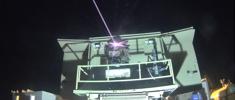Eine Einheit der israelischen Streitkräfte hat ihre Laserwaffe für einen Test vorbereitet (Symbolbild).