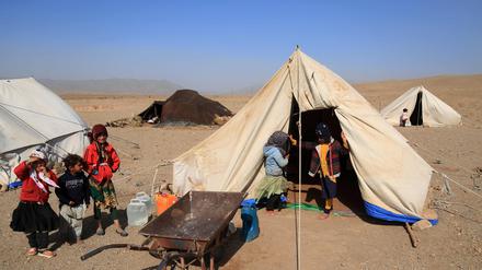 Afghanische Kinder stehen am 15. Oktober 2023 vor ihren Notzelten in einem erdbebengeschädigten Gebiet des Distrikts Injil in der Provinz Herat. 