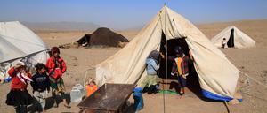 Afghanische Kinder stehen am 15. Oktober 2023 vor ihren Notzelten in einem erdbebengeschädigten Gebiet des Distrikts Injil in der Provinz Herat. 
