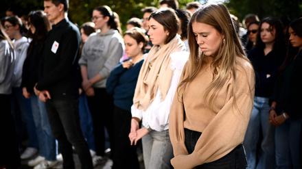 In ganz Frankreich wurde, wie hier in Bordeaux, der ermordeten Lehrer Samuel Paty und Dominique Bernard gedacht.