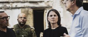 Außenministerin Baerbock stellt Bilder deutscher Geiseln zur Befreiung bereit.