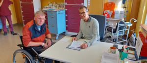 Der Arzt Ingo Flessenkämper mit seinem polnischen Patienten Adamek.