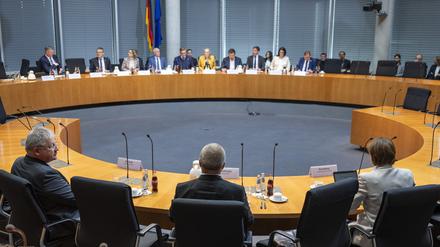 Bruno Kahl, Präsident des Bundesnachrichtendienstes, Martina Rosenberg, Präsidentin des Militärischen Abschirmdienstes, und Thomas Haldenwang, Präsident des Bundesamtes für Verfassungsschutz (v. l. n. r.), vor Beginn der öffentlichen Anhörung im Bundestag. 