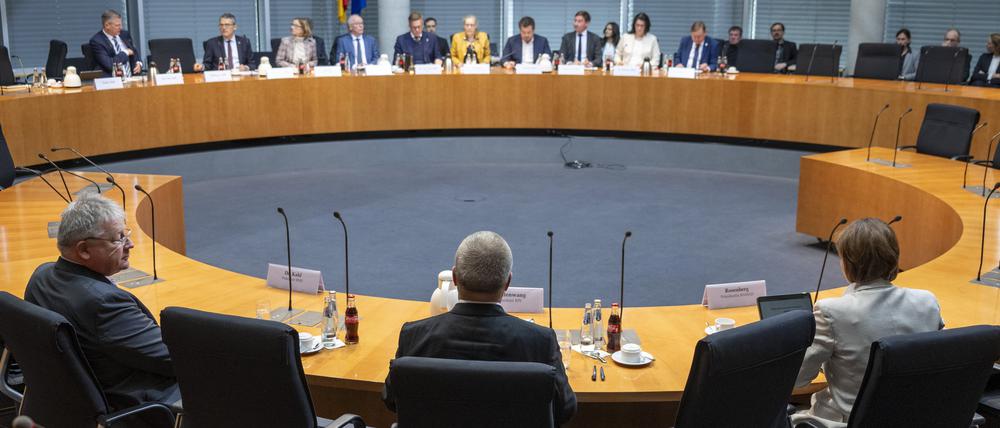 Bruno Kahl, Präsident des Bundesnachrichtendienstes, Martina Rosenberg, Präsidentin des Militärischen Abschirmdienstes, und Thomas Haldenwang, Präsident des Bundesamtes für Verfassungsschutz (v. l. n. r.), vor Beginn der öffentlichen Anhörung im Bundestag.