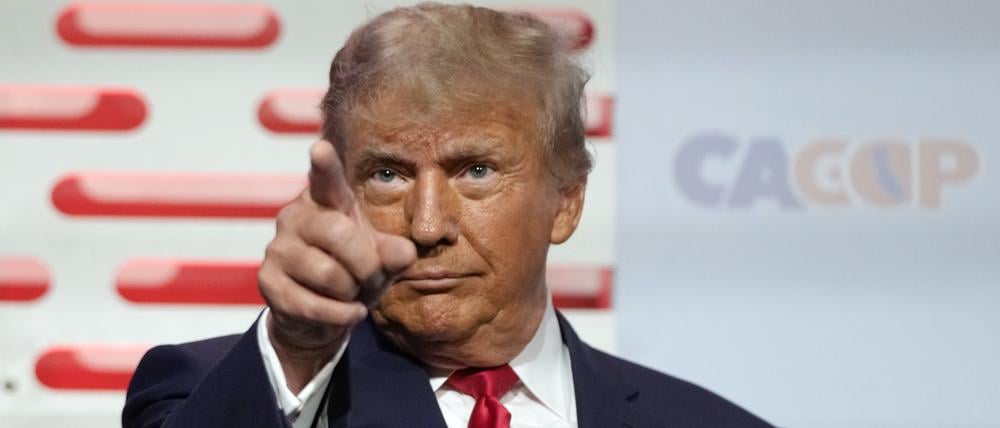 Donald Trump, ehemaliger Präsident der USA, zeigt vor seiner Rede auf dem Parteitag der Republikaner in Kalifornien auf die Menge. +++ dpa-Bildfunk +++