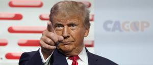 Donald Trump, ehemaliger Präsident der USA, zeigt vor seiner Rede auf dem Parteitag der Republikaner in Kalifornien auf die Menge.