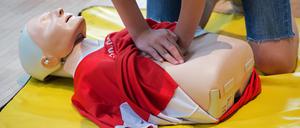 Archiv, 19.09.2016, Sachsen, Dresden: Ein Schüler trainiert eine Herzdruckmassage an einer speziellen Übungspuppe.