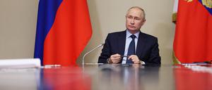 Wladimir Putin bei einer Besprechung zum Ukraine-Krieg. 