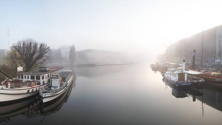 Den Nebel lichten. Der historische Hafen am Märkischen Ufer bietet aus nächster Nähe neue Einblicke.