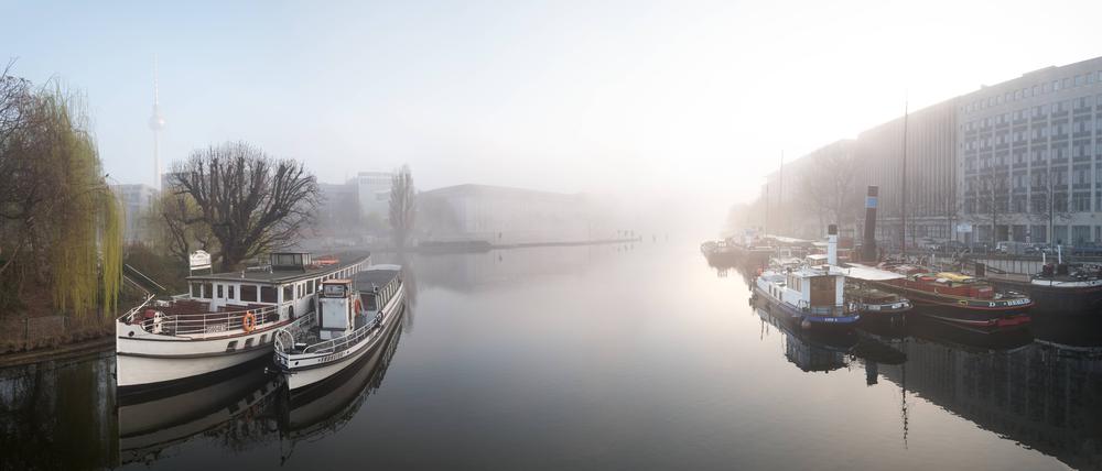 Den Nebel lichten. Der historische Hafen am Märkischen Ufer bietet aus nächster Nähe neue Einblicke.
