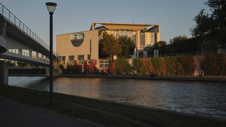Nicht Götter- aber deutlich sichtbare Abenddämmerung über dem Bundeskanzleramt in Berlin.