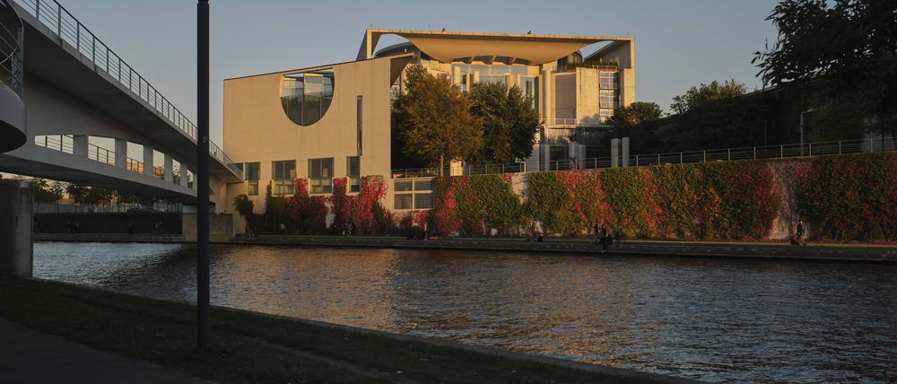 Nicht Götter- aber deutlich sichtbare Abenddämmerung über dem Bundeskanzleramt in Berlin.