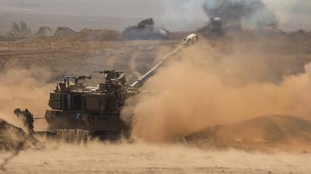 Eine israelische Haubitze feuert Richtung Gazastreifen.