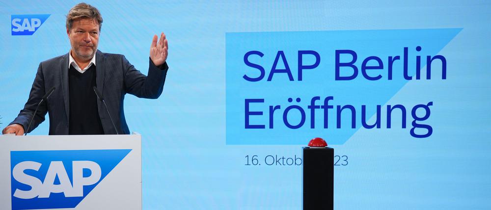 16.10.2023, Berlin: Bundeswirtschaftsminister Robert Habeck (Bündnis 90/Die Grünen) spricht zur Eröffnung des neuen Berliner Standorts des Softwareunternehmens SAP. Foto: Soeren Stache/dpa +++ dpa-Bildfunk +++