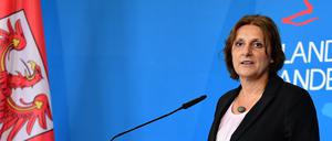 Die damalige Brandenburger Bildungsministerin Britta Ernst (SPD) im Mai 2020 bei einer Pressekonferenz des Landes zu Corona-Maßnahmen. 