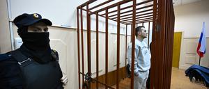 Der Anwalt des Oppositionsführers Nawalny, Alexej Lipzer, steht in einem Käfig in einem Gerichtssaal in Moskau.