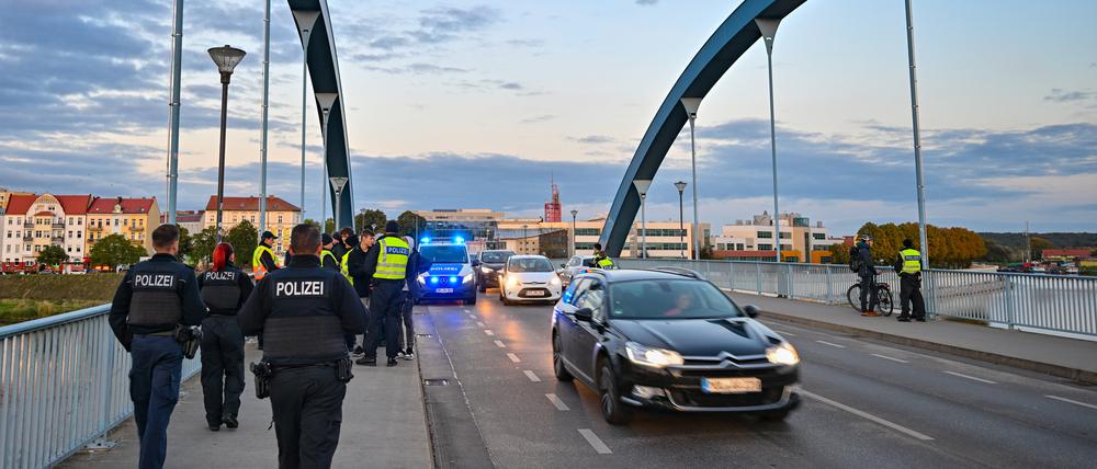 Die Bundespolizei hat am deutsch-polnischen Grenzübergang Stadtbrücke zwischen Frankfurt (Oder) und Slubice mit festen Kontrollen begonnen.