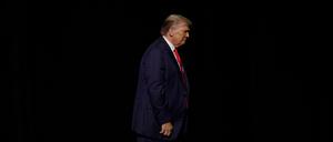 Der ehemalige US-Präsident Donald Trump nach einer Kundgebung im Palm Beach County Convention Center am 11. Oktober 2023.