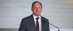Bundeskanzler Olaf Scholz nimmt an einer Pressekonferenz beim Gipfeltreffen der Staats- und Regierungschefs in Tirana, Albanien, am 16. Oktober teil.