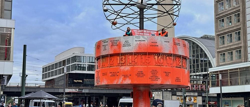 Aktivisten der Gruppe Letzte Generation haben die Weltzeituhr am Alexanderplatz Orange eingefärbt. 