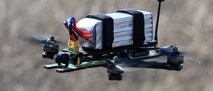 Eine Boomerang-Impact-FPV-Drohne fliegt während einer Ausbildung auf einem Übungsgelände an einem unbekannten Ort in Russland.