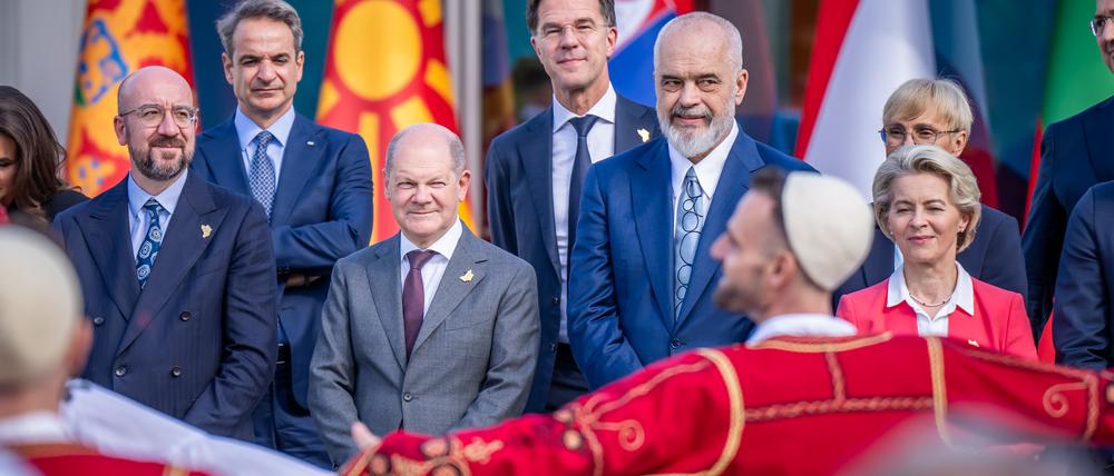 Kanzler Olaf Scholz, EU-Kommissionschefin Ursula von der Leyen und Ratspräsident Charles Michel am Montag auf dem Balkan-Gipfel in Tirana. Unterdessen streitet die Union über ihre Haltung im Nahost-Konflikt.