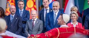 Bundeskanzler Olaf Scholz (SPD), Edi Rama, Ministerpräsident von Albanien, sowie Ursula von der Leyen, EU- Kommissionspräsidentin, und Charles Michel, EU- Ratspräsident, beim Westbalkan-Gipfel 2023 in Tirana.
