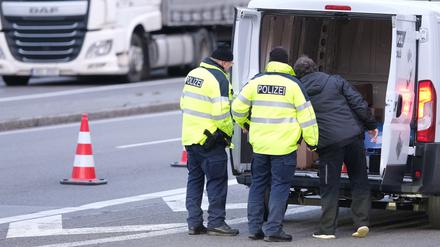 Bundespolizisten kontrollieren einen Kleintransporter im sächsischen Reitzenhain nahe der deutsch-tschechischen Grenze.