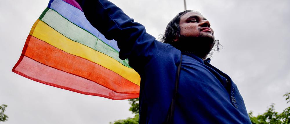 Teilnehmer des Kalkutta Pride mit der Regenbogenflagge.