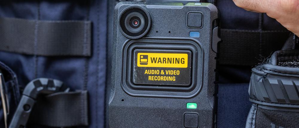 Eine neue Body-Cam hängt an der Schutzweste einer Polizeibeamtin. Bei der Polizei in Mecklenburg-Vorpommern gehören die Kameras für Film- und Tonaufzeichnungen nun zur Standardausrüstung von Polizeistreifen in den größeren Städten. In den Jahren 2018/19 waren die Body-Cams im Rahmen eines Pilotprojektes sieben Monate lang getestet worden. +++ dpa-Bildfunk +++